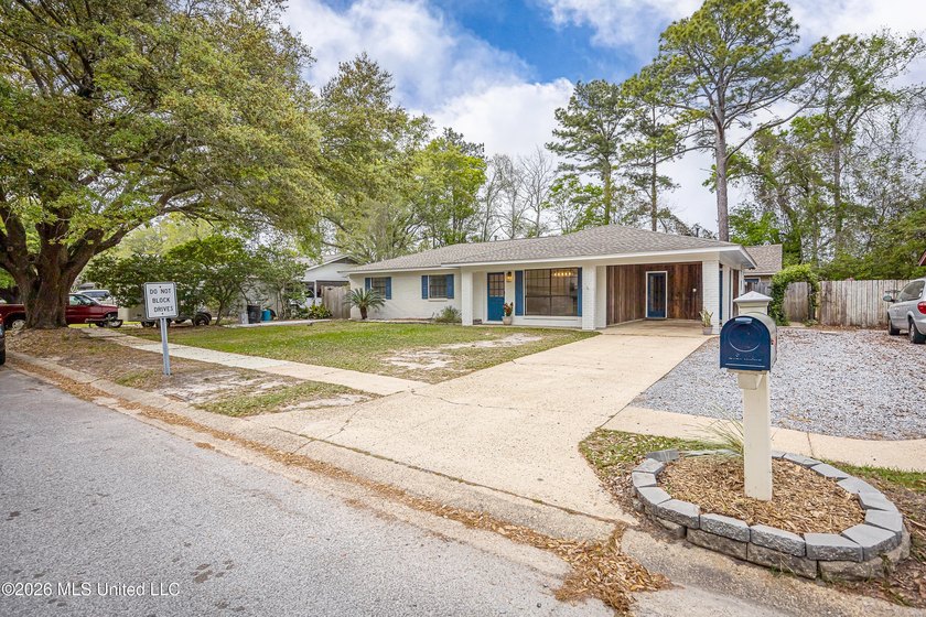 GOLF CART DISTRICT, CLOSE TO DOWNTOWN! Bring your golf cart to - photo 2