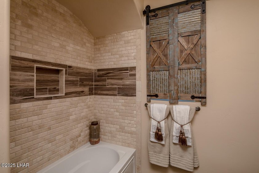 'MODEL HOME ON YOUR LEVEL LOT'. 3400 Square Feet Under Roofes - photo 21