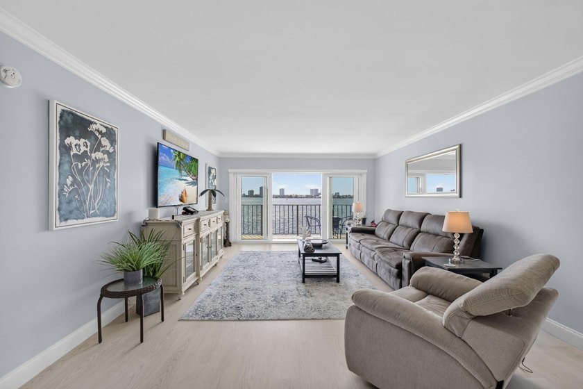 Experience exceptional waterfront living in this beautifully - photo 5