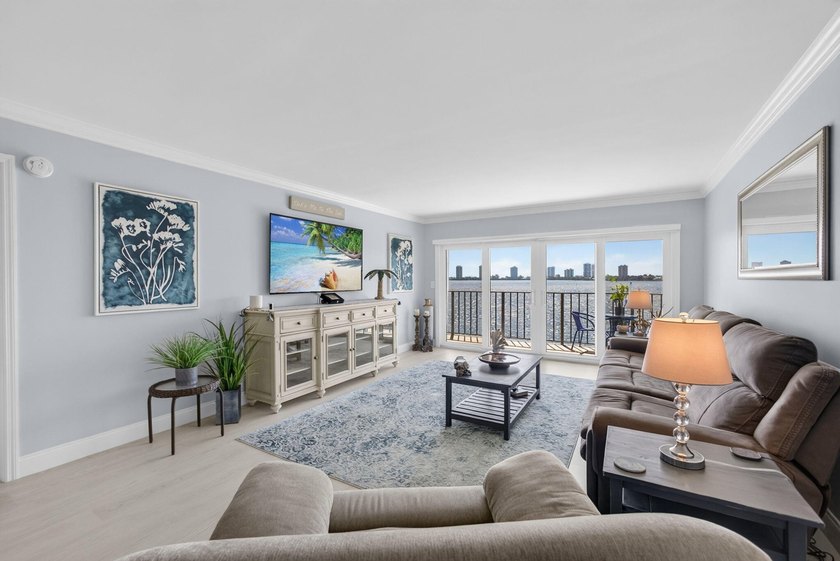 Experience exceptional waterfront living in this beautifully - photo 6