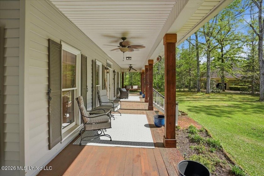 Welcome to 104 Quail Hollow Place--an incredible opportunity to - photo 6