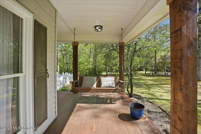 Welcome to 104 Quail Hollow Place--an incredible opportunity to - photo 7