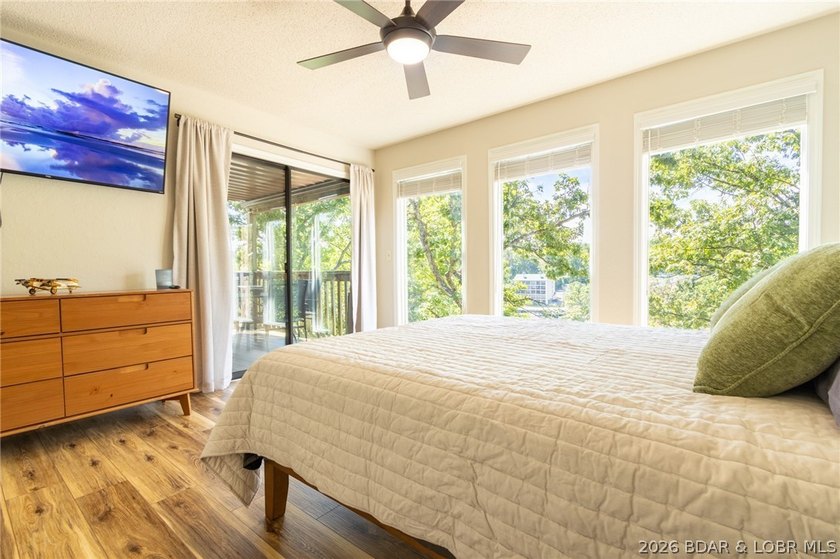 Ready to live the Lake Life? This fully renovated, move-in ready - photo 14
