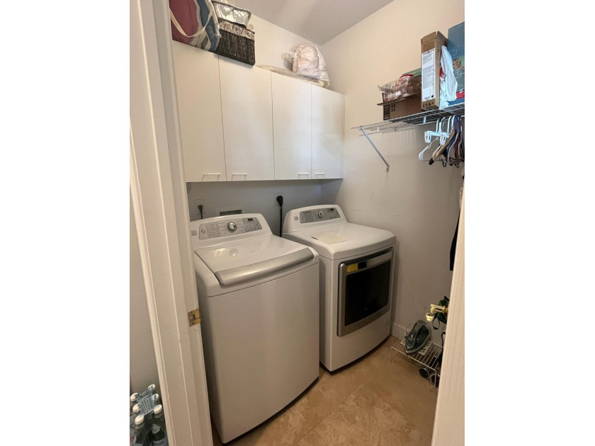 This rarely available large corner townhouse has 3 bedroom 3.5 - photo 11