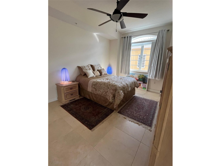 This rarely available large corner townhouse has 3 bedroom 3.5 - photo 12