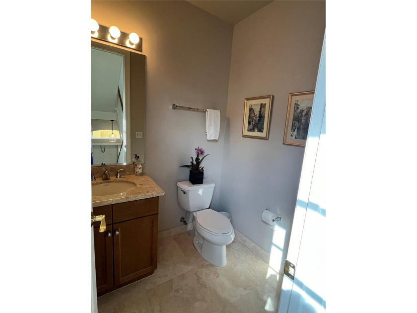 This rarely available large corner townhouse has 3 bedroom 3.5 - photo 17