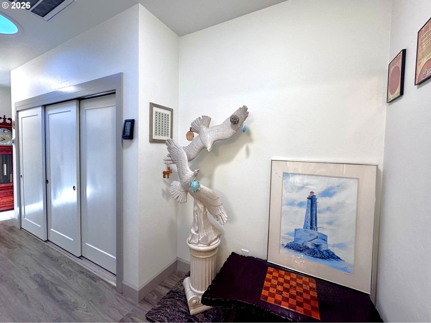 Light, Space, and a Hint of Ocean - Welcome Home. Coastal living - photo 17
