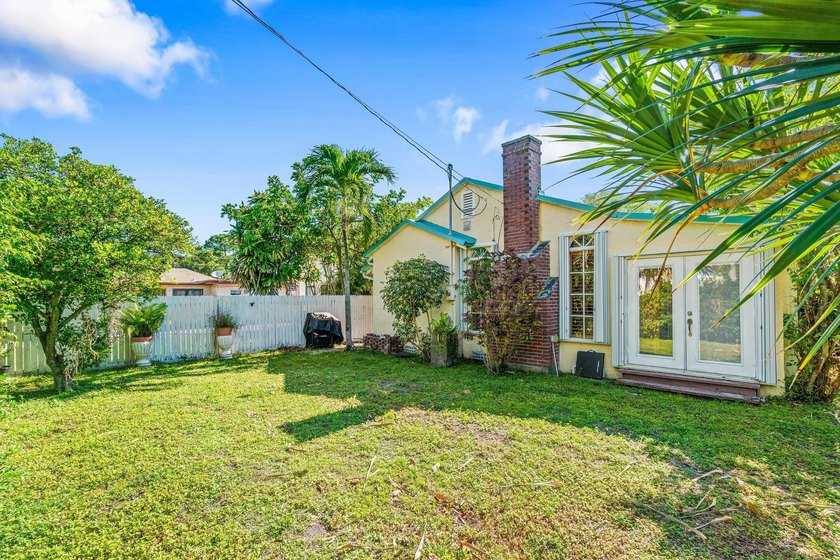 West Palm Beach corner double lot. Hidden behind a white picket - photo 20