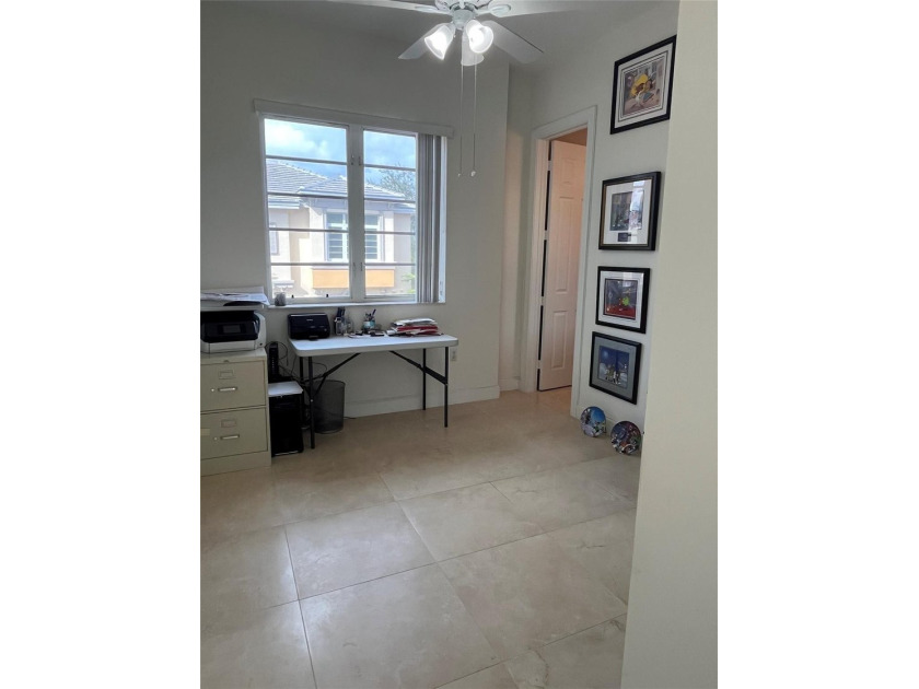This rarely available large corner townhouse has 3 bedroom 3.5 - photo 21