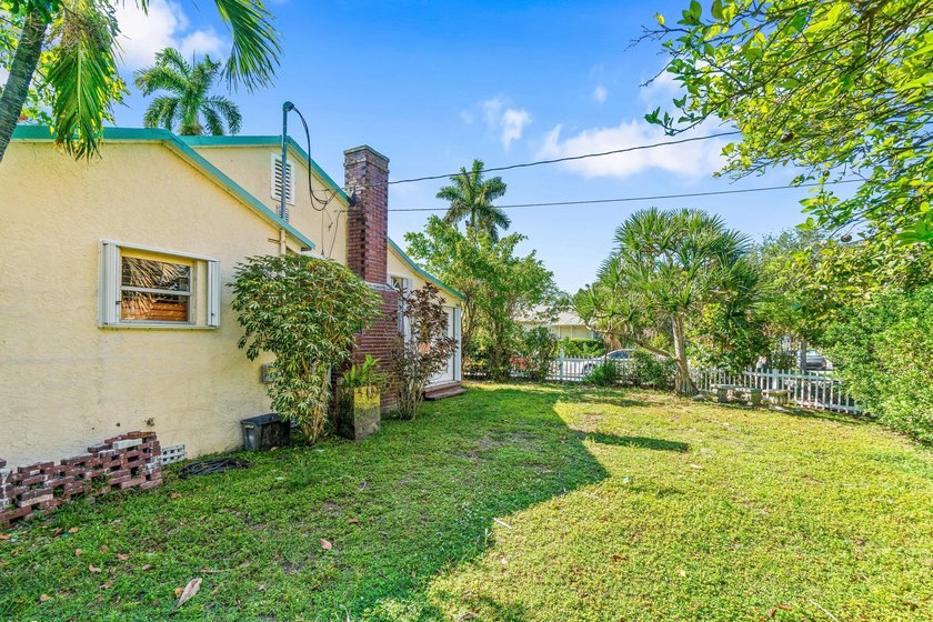 West Palm Beach corner double lot. Hidden behind a white picket - photo 21