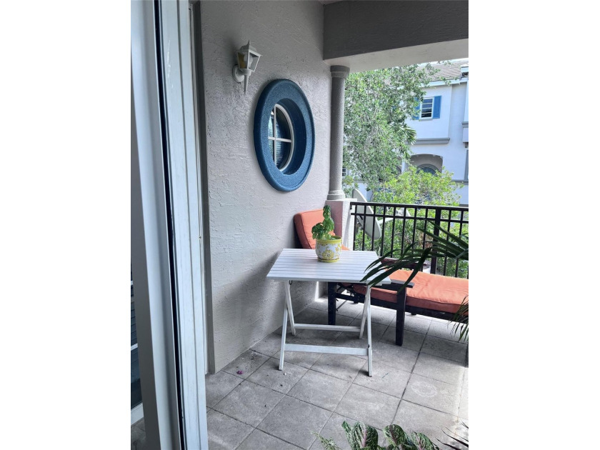 This rarely available large corner townhouse has 3 bedroom 3.5 - photo 23