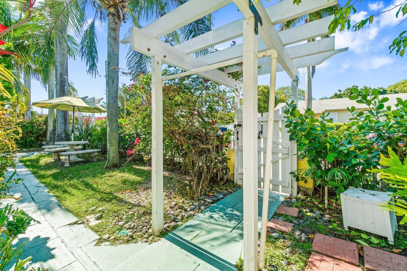 West Palm Beach corner double lot. Hidden behind a white picket - photo 23
