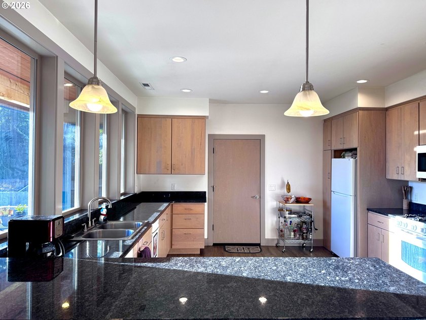 Light, Space, and a Hint of Ocean - Welcome Home. Coastal living - photo 25