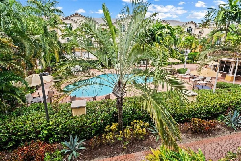 This rarely available large corner townhouse has 3 bedroom 3.5 - photo 26
