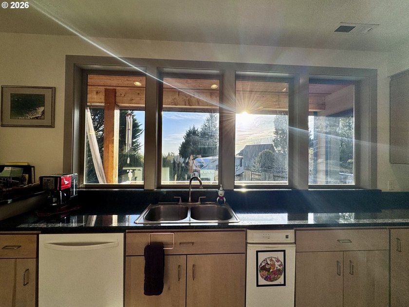 Light, Space, and a Hint of Ocean - Welcome Home. Coastal living - photo 27