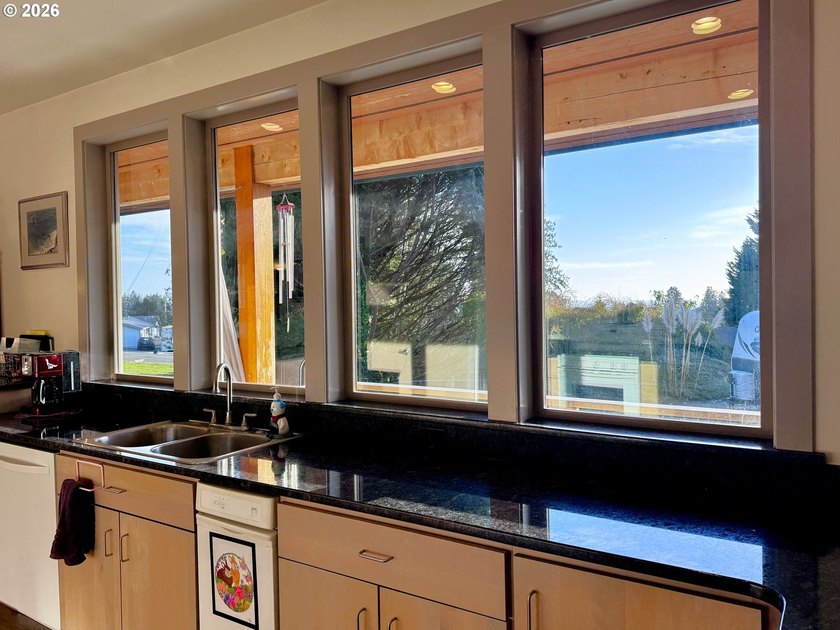 Light, Space, and a Hint of Ocean - Welcome Home. Coastal living - photo 28
