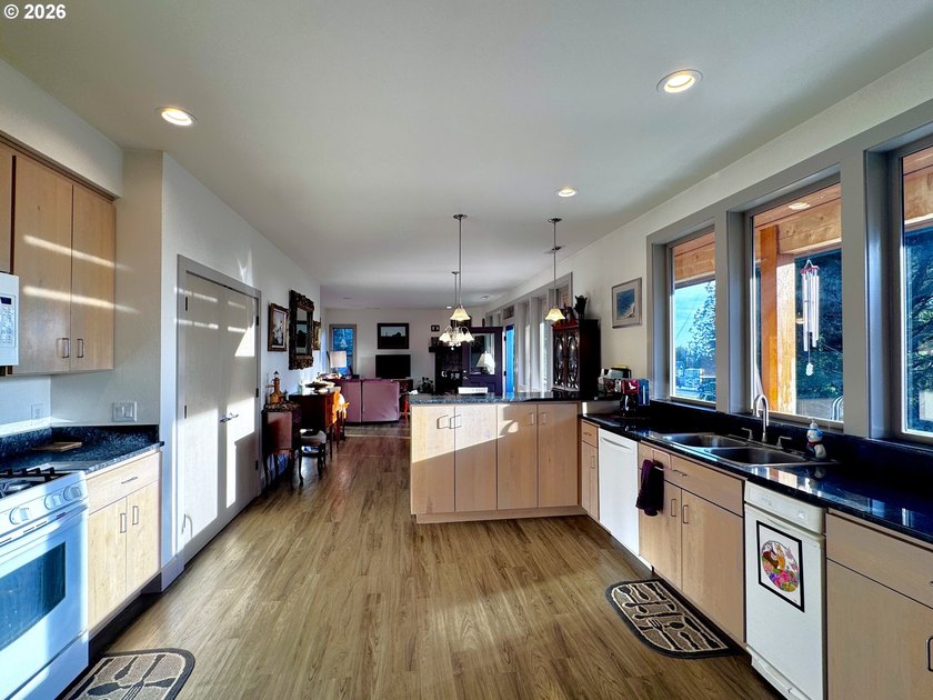 Light, Space, and a Hint of Ocean - Welcome Home. Coastal living - photo 29