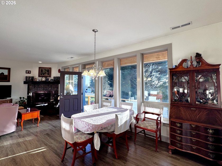 Light, Space, and a Hint of Ocean - Welcome Home. Coastal living - photo 31