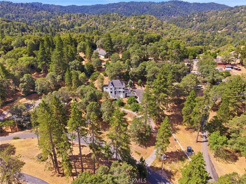 Nestled in the scenic mountains of Crestline, this inviting home - photo 3