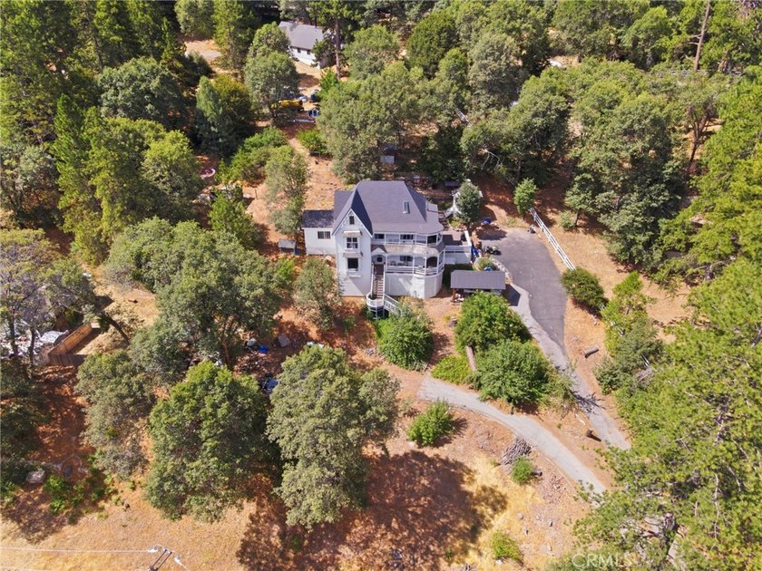 Nestled in the scenic mountains of Crestline, this inviting home - photo 4