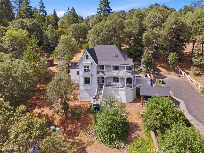 Nestled in the scenic mountains of Crestline, this inviting home - photo 6