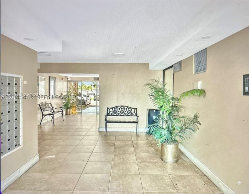 Great location for this 1 bed plus Den apartment. Den is closed - photo 4