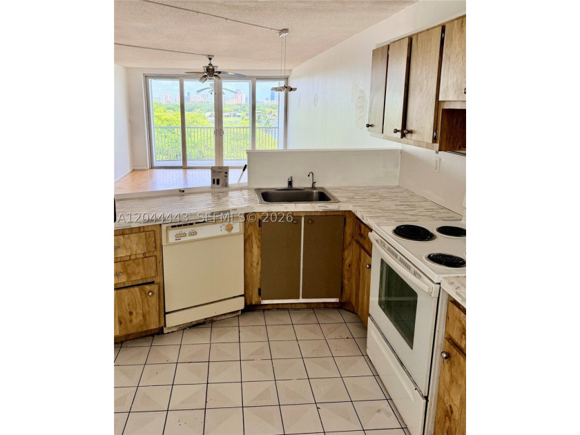 Great location for this 1 bed plus Den apartment. Den is closed - photo 9