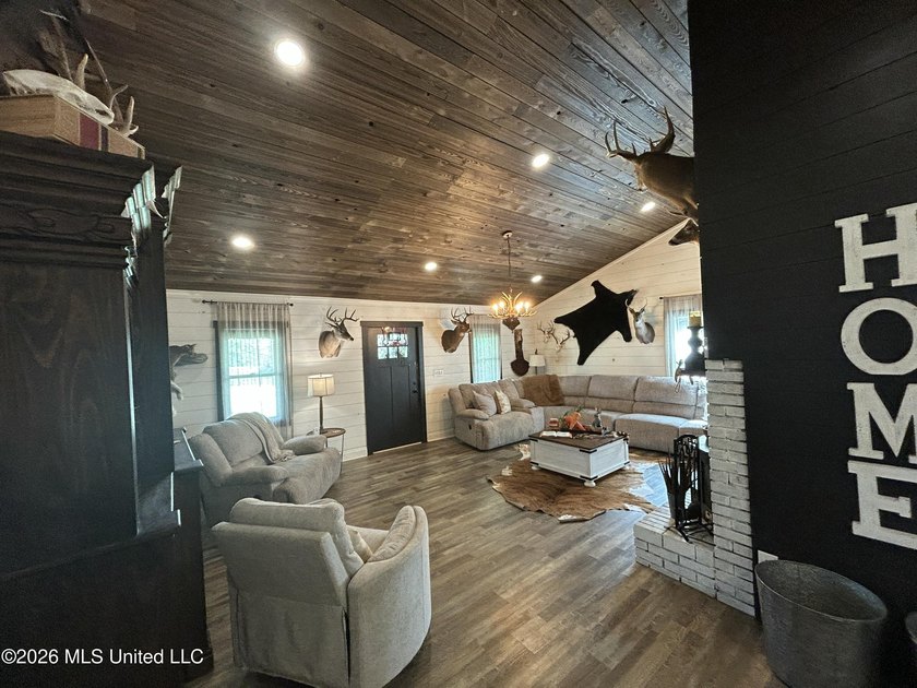 Welcome to this charming 3-bedroom, 2-bath farmhouse retreat - photo 4