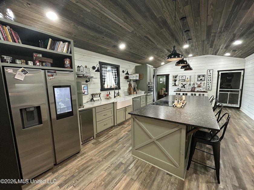 Welcome to this charming 3-bedroom, 2-bath farmhouse retreat - photo 8