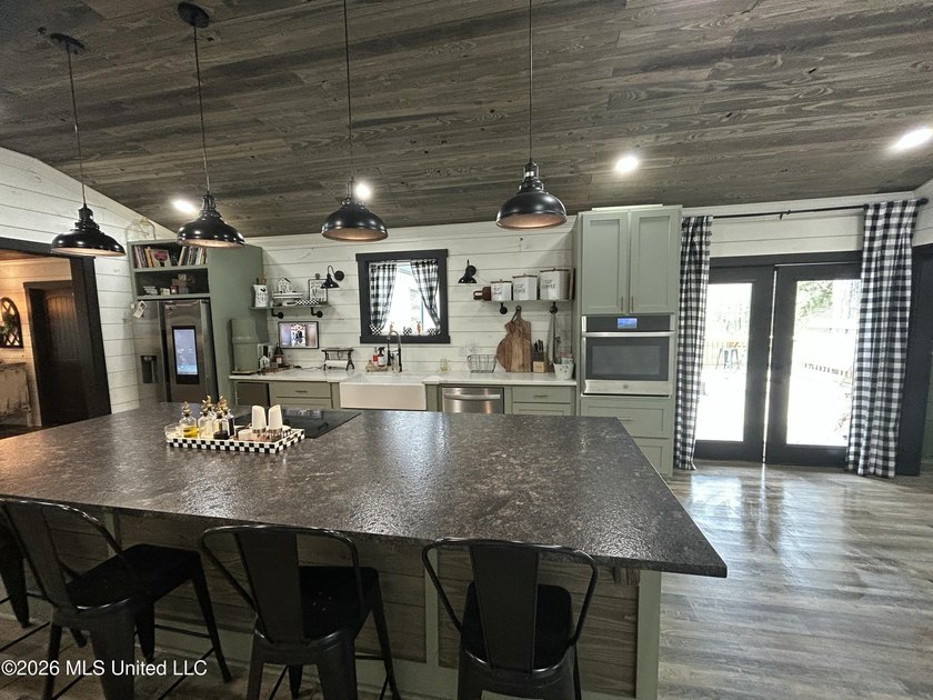 Welcome to this charming 3-bedroom, 2-bath farmhouse retreat - photo 9
