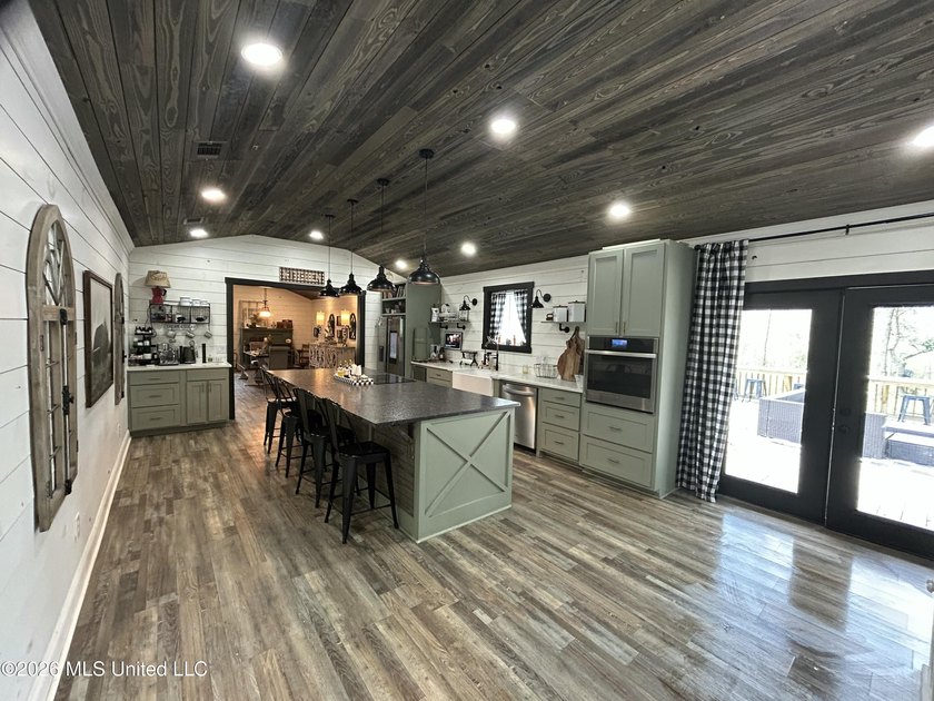 Welcome to this charming 3-bedroom, 2-bath farmhouse retreat - photo 10
