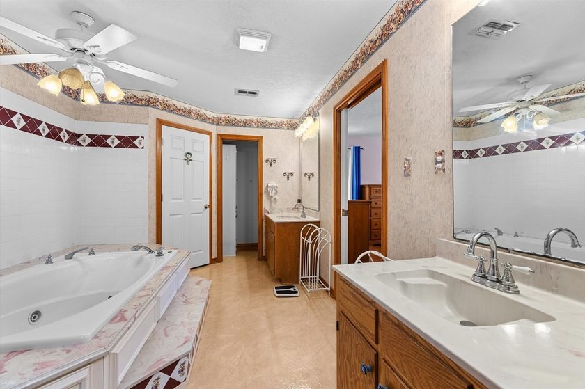 FULLY REMODELED LAKE MURVAUL RETREAT - 7BR BOATHOUSE SHOP - photo 19