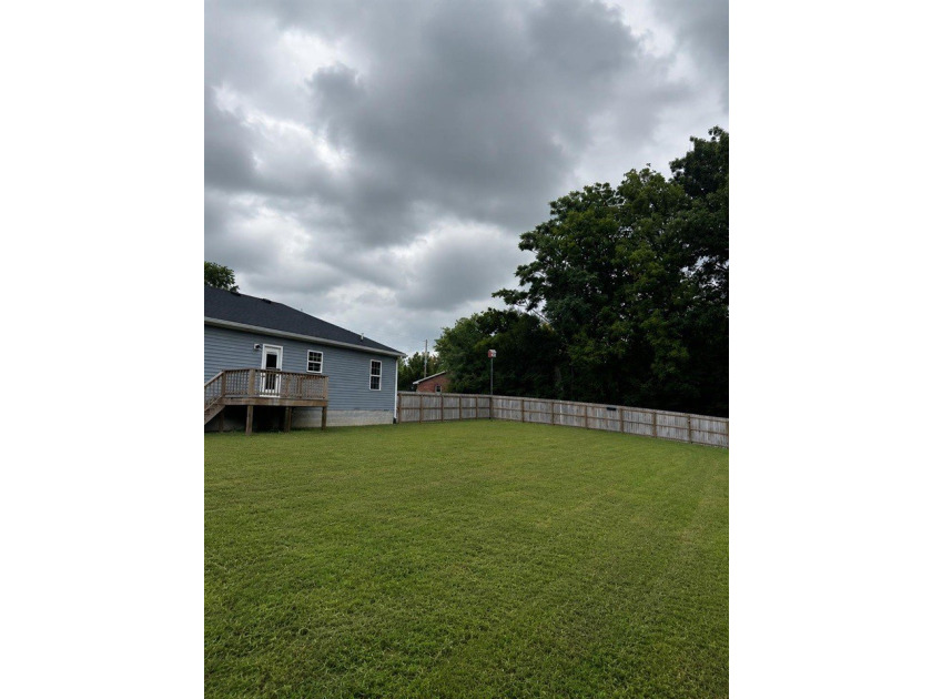 Like new and move-in Ready! This beautiful 3 bed 2 bath home was - photo 19