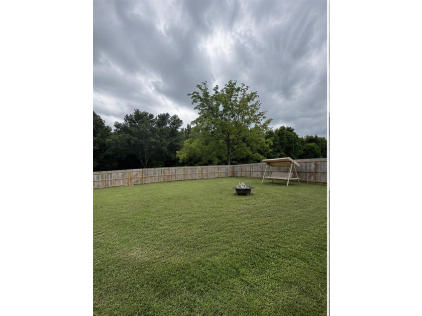Like new and move-in Ready! This beautiful 3 bed 2 bath home was - photo 20