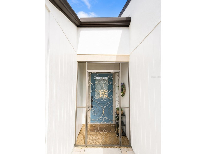 Enjoy comfortable, low-maintenance living in this turnkey - photo 2