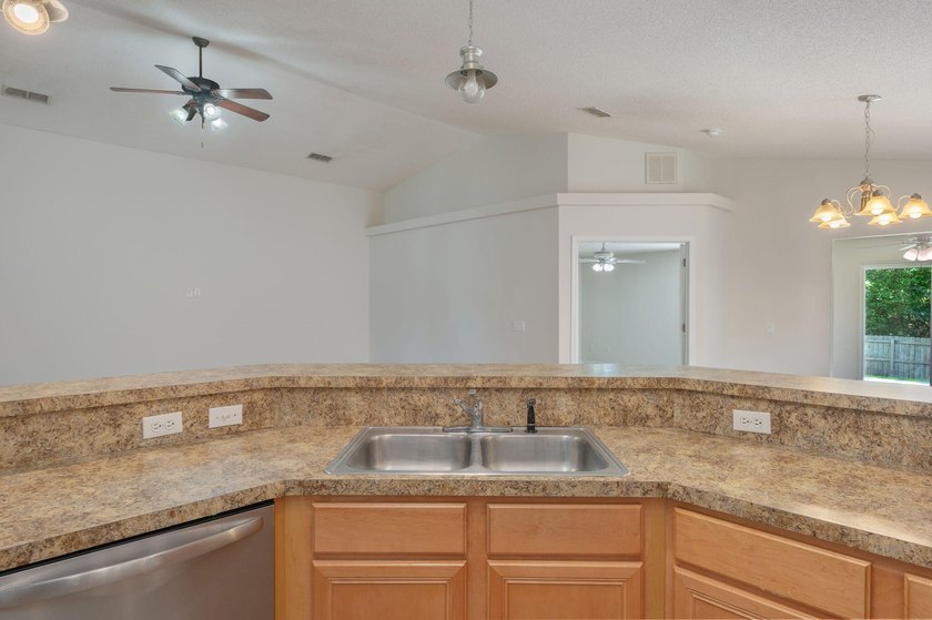 Welcome to coastal living in Navarre! This beautiful 3-bedroom - photo 11