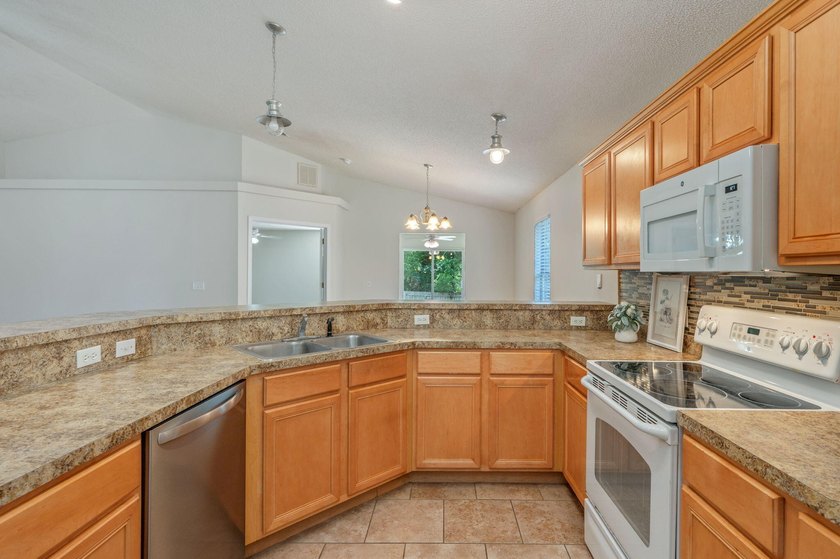 Welcome to coastal living in Navarre! This beautiful 3-bedroom - photo 13