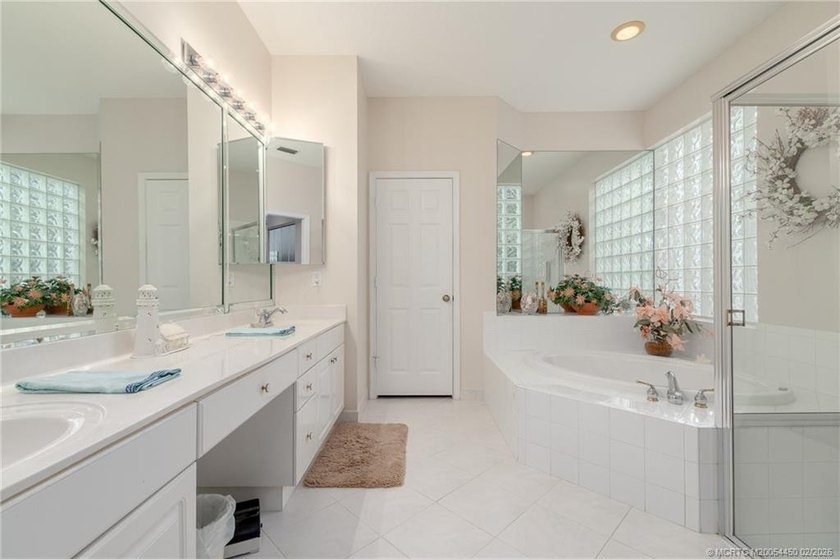 NEW ROOF! NEW PRICE! This Ballantrae Pool Home offers 3 bedrooms - photo 16