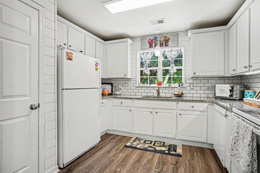 Welcome to this meticulously maintained home offering comfort - photo 17