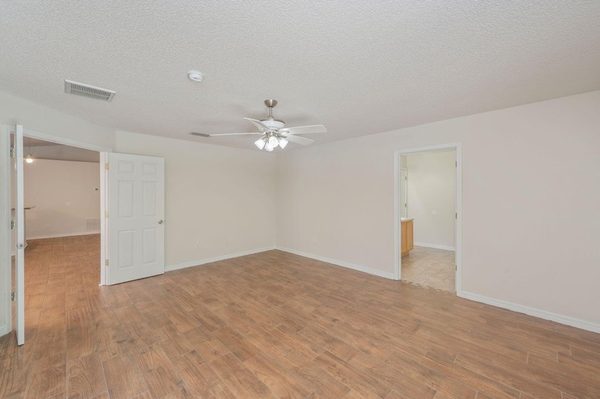 Welcome to coastal living in Navarre! This beautiful 3-bedroom - photo 17