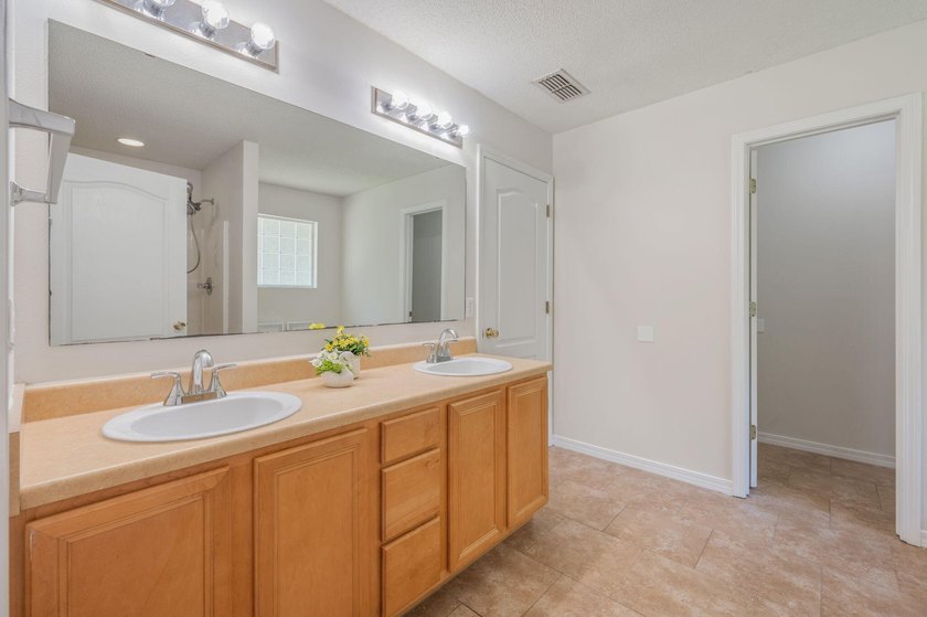 Welcome to coastal living in Navarre! This beautiful 3-bedroom - photo 19