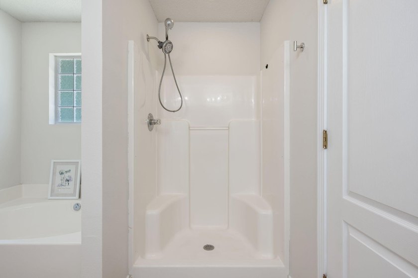Welcome to coastal living in Navarre! This beautiful 3-bedroom - photo 21
