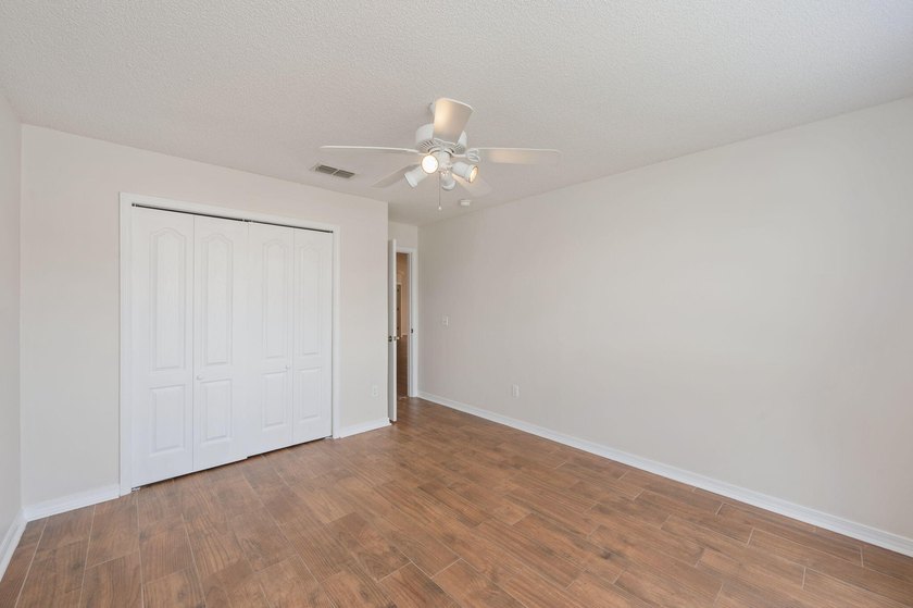 Welcome to coastal living in Navarre! This beautiful 3-bedroom - photo 25