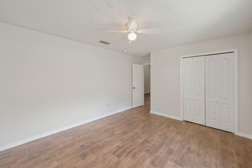 Welcome to coastal living in Navarre! This beautiful 3-bedroom - photo 26
