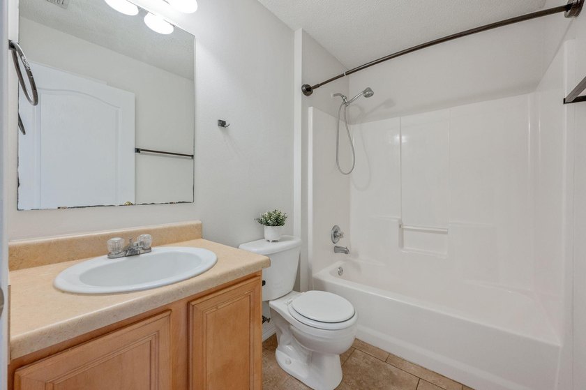 Welcome to coastal living in Navarre! This beautiful 3-bedroom - photo 28