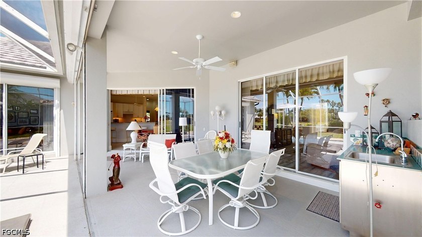 Welcome to this beautifully renovated 3-bedroom + den, 2.5-bath - photo 33