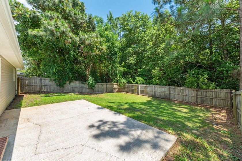 Welcome to coastal living in Navarre! This beautiful 3-bedroom - photo 36