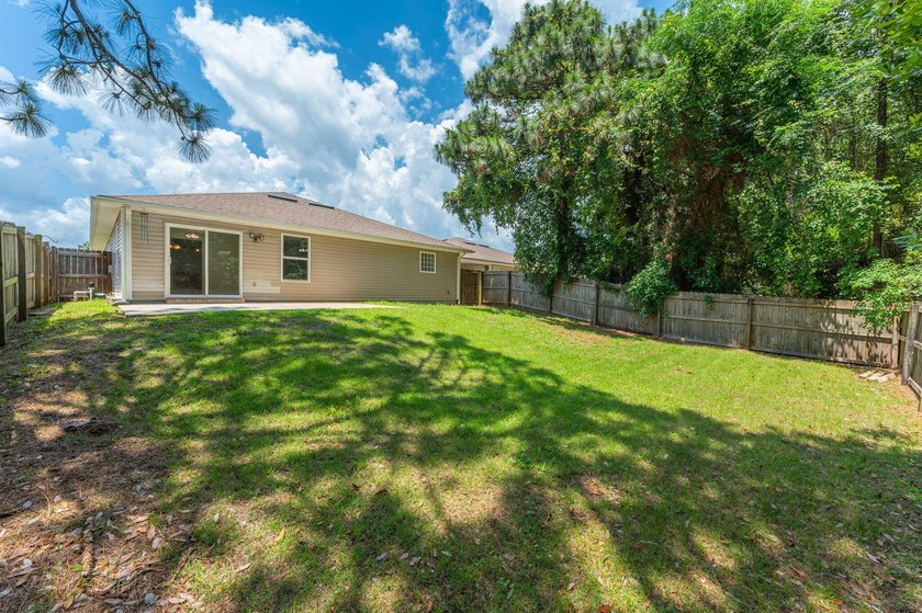 Welcome to coastal living in Navarre! This beautiful 3-bedroom - photo 38