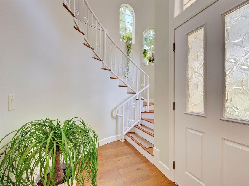 Under contract-accepting backup offers. Exquisite Renovated - photo 3