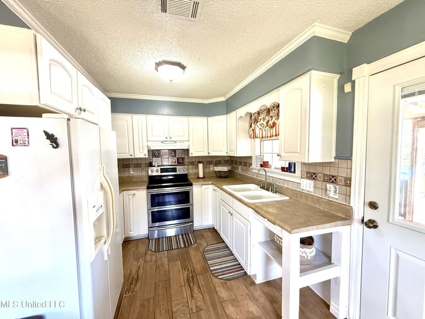 Impeccably maintained 1786 sq ft brick ranch offering versatile - photo 4